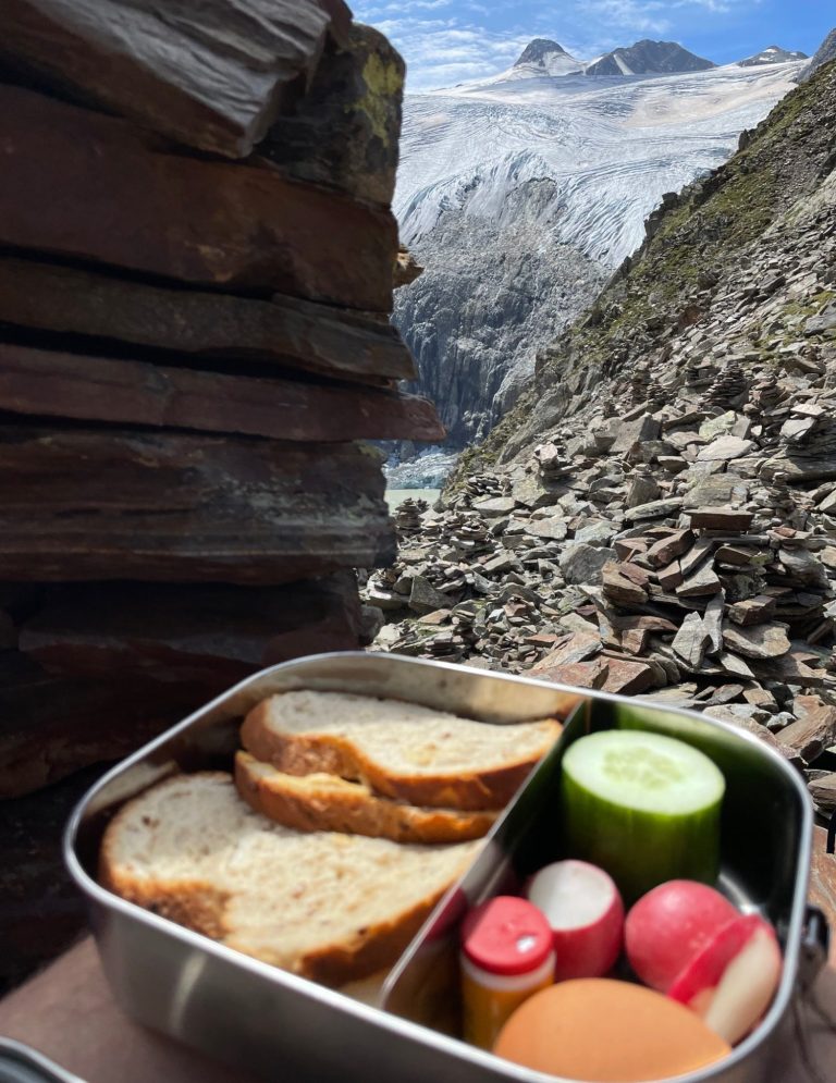 Eine Brotzeit am Berg mit Gletscherblick.