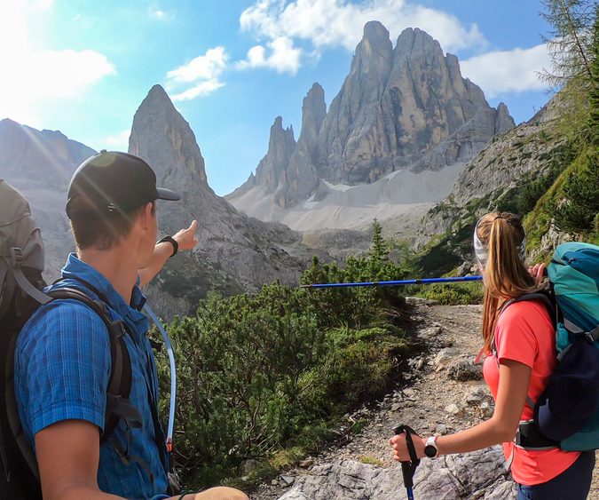 Ein Guide zweigt auf Berg in den Dolomiten.