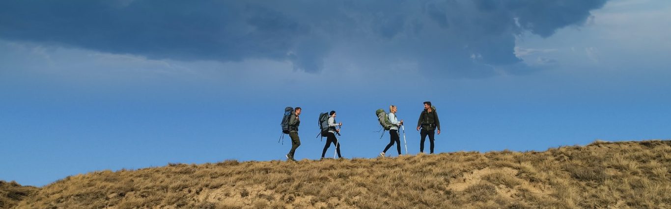 Eine Gruppe von Wanderern bei anziehenden Gewitter.