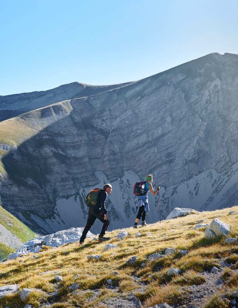 Zwei Alpenüberquerer beim Aufstieg.