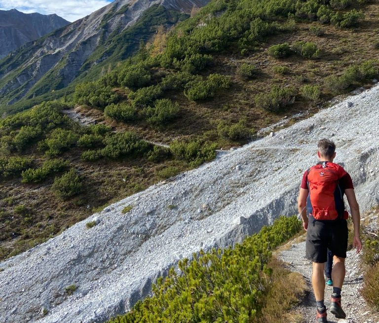 Wanderer mit leichtem Gepäck am Berg.