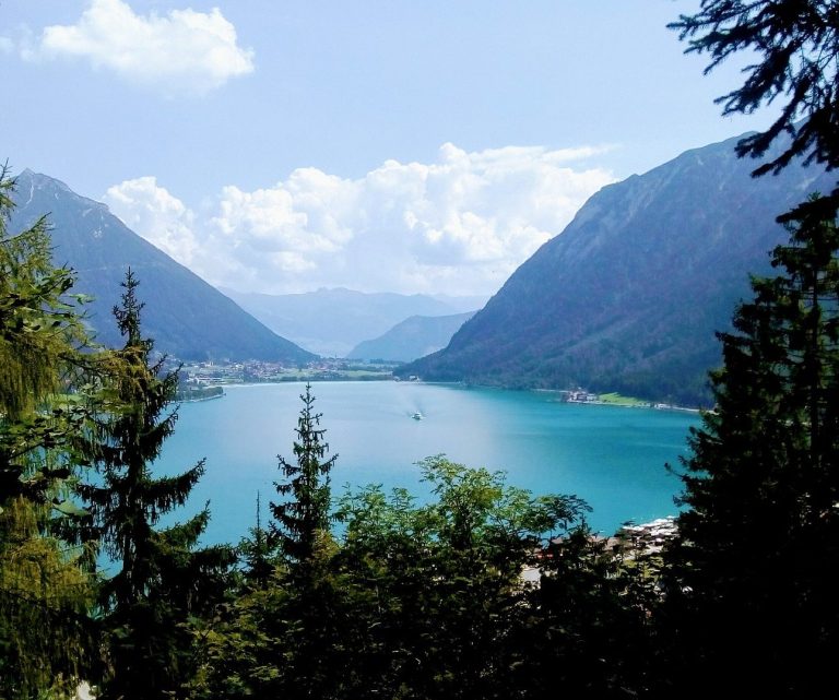 Zwei Wanderer am Achensee.