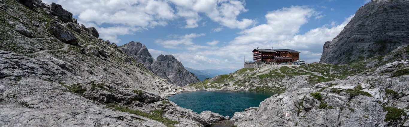 Eine Berghütte im Sommer.