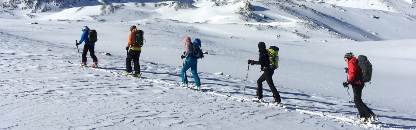 Eine Gruppe von Skitourengängern.