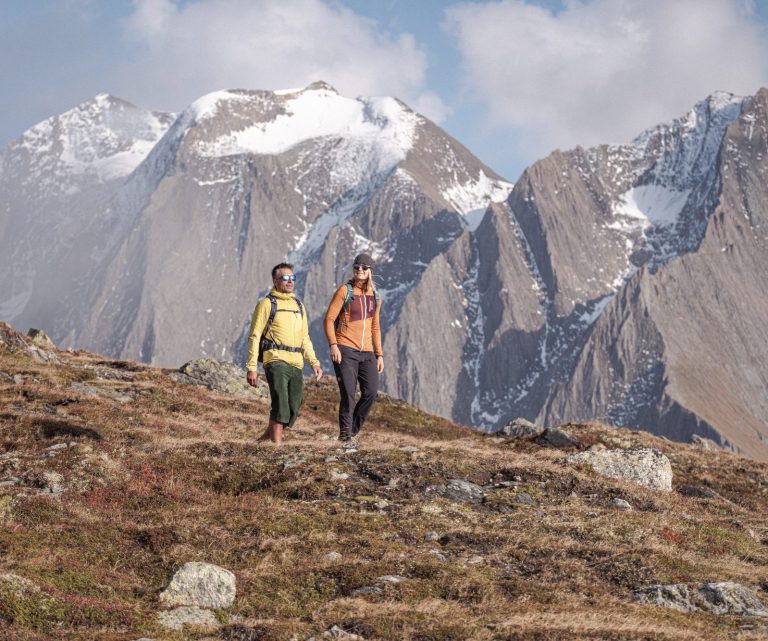 Zwei Wanderer in den Bergen.