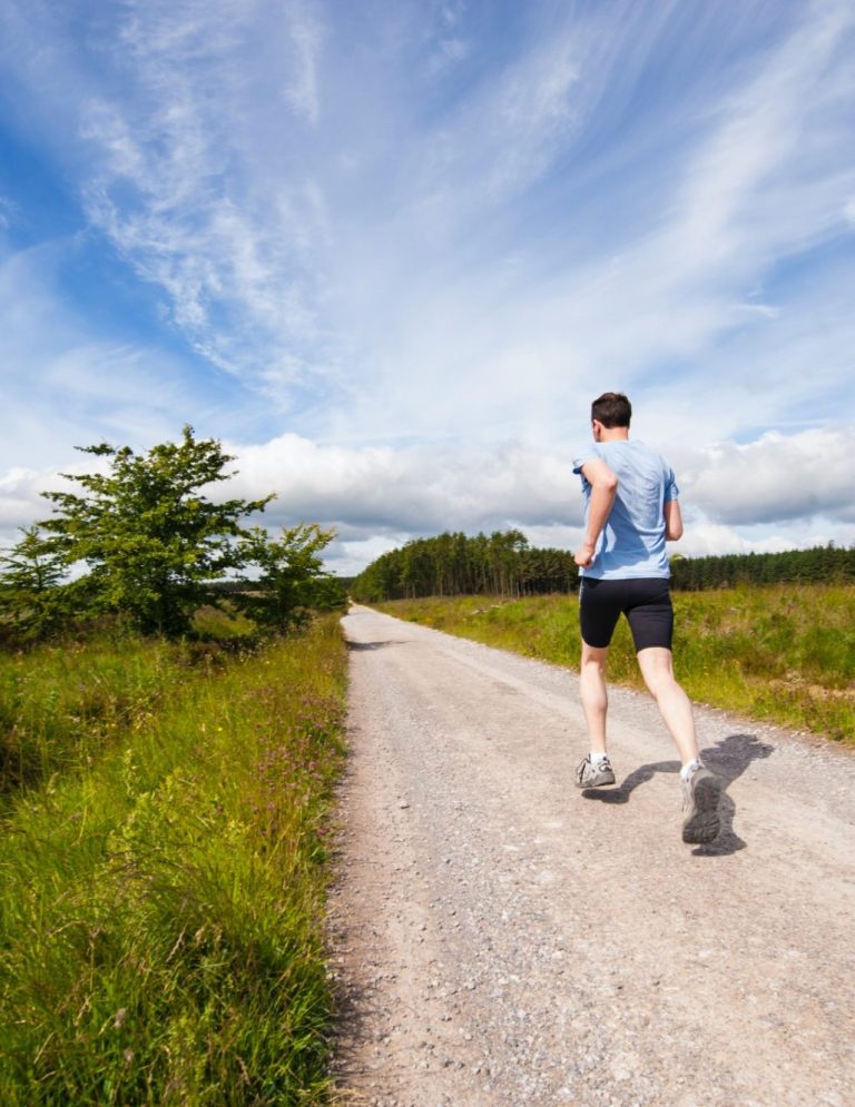 Jogger auf einem Feldweg