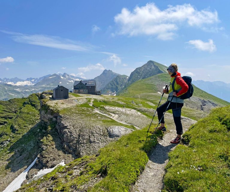 Ein Guide zweigt auf Berg in den Dolomiten.