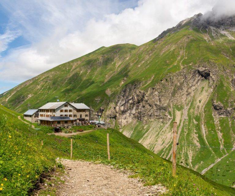 Eine DAV Berghütte im Sommer.