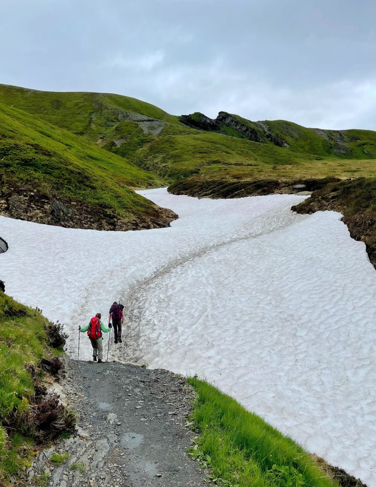 Wanderer überqueren ein Schneefeld