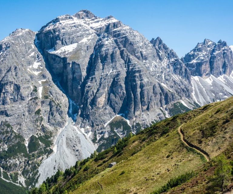 Der Alpenhauptkamm in Tirol.