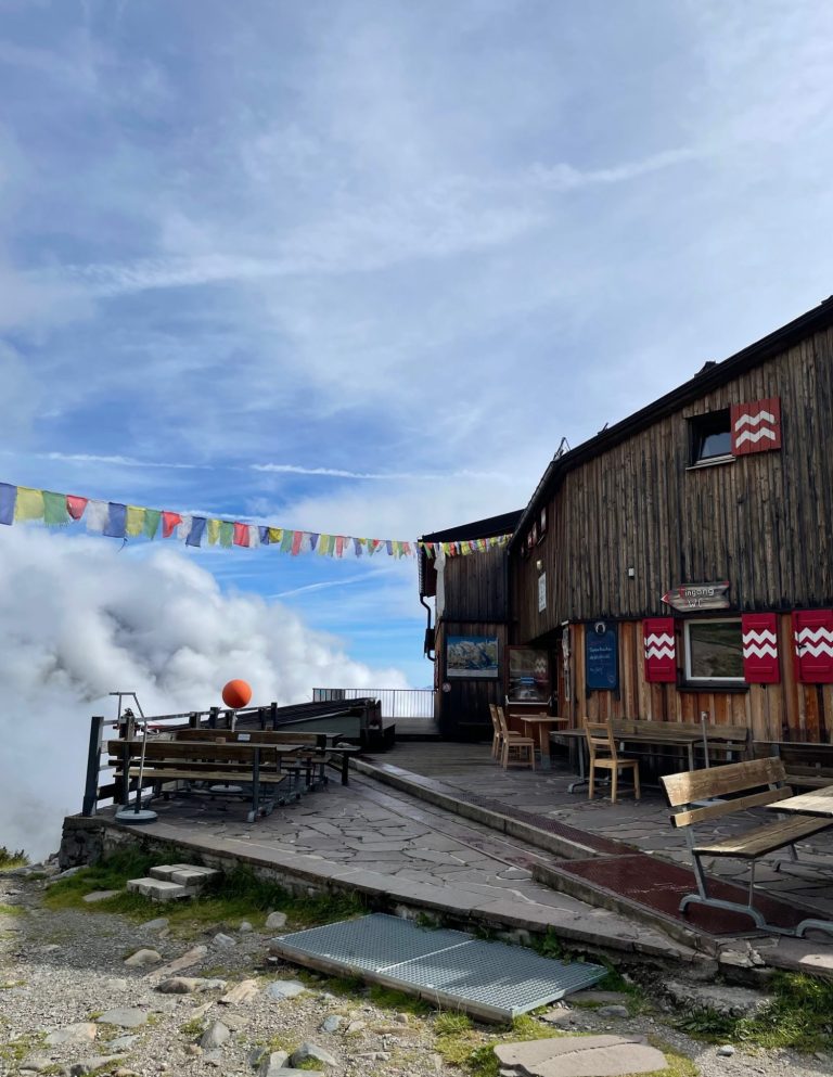 Berghütte mit tibetischen Fahnen.